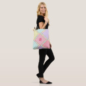 Matig plaveisel geometrisch goudmonogram van het t tote bag (Op model)