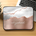 Matig Roos Gold Grey White Agate Metallic Laptop Sleeve<br><div class="desc">Deze trendy laptophoes is voorzien van een grijs en wit waterverf geagatuurd design met roos gouden faux glitter op een gouden roos achtergrond van geborstelde metalen folie. Pas het met jouw naam of monogram in bleek grijs handschrift-stijl manuscript aan.</div>