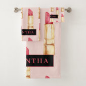 Matig roze en rode lipstick, meisje met naam bad handdoek (Insitu)