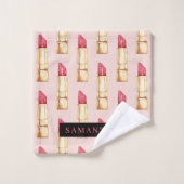 Matig roze en rode lipstick, meisje met naam bad handdoek (Wasdoekje)