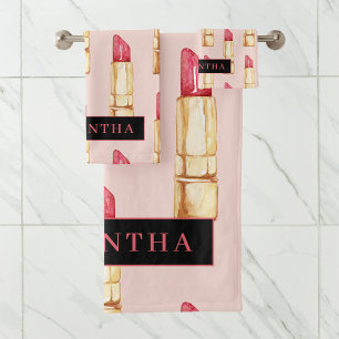 Matig roze en rode lipstick, meisje met naam bad handdoek