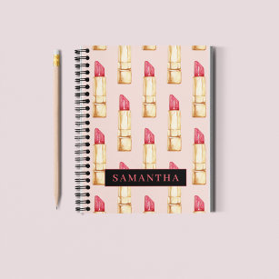 Matig roze en rode lipstick, meisje met naam notitieboek