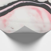 Matig roze zwart gekleurd marmerpatroon cadeaupapier (Hoek)