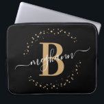 Matig Simple Girly Black Gold Monogram Script Laptop Sleeve<br><div class="desc">Meisjes, modern, trendy, elegant, zwart en gouden monogram initiaal, naam script op maat van monogrammed laptophoes. Met een monogram initiaal en een meisjesnaamscript in een handgeschreven lettertype met kalligrafie met spoelstaart en een gestippeld cirkelvormig lijst rond jouw naam. Perfect vrouwelijk geschenk voor zus, moeder, vriendin, verjaardag, vrijgezellenfeest, zoete 16-jarige verjaardagsfeest,...</div>