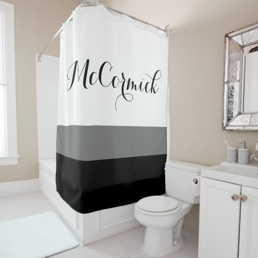 Matig wit zwart grijs gestreept monogram script douchegordijn (In situ)