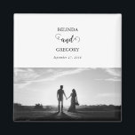 Matig witboek en zwart-witpaar koppelen foto-bruil magneet<br><div class="desc">Een prachtig wit en zwart calligrafiekscript dat de foto van het paar laat zien. Een modern bruiloft-koppel fotoontwerp met eenvoudige minimalistische elementen. Een ideaal huwelijksgunstontwerp voor iedereen die van scriptkalligrafie houdt,  zwarte en witte design en afbeelding trouwbenodigdheden. Er zijn ook huwelijksuitnodigingen en andere kantoorbenodigdheden beschikbaar.</div>