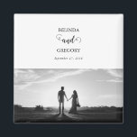 Matig witboek en zwart-witpaar koppelen foto-bruil magneet<br><div class="desc">Een prachtig wit en zwart calligrafiekscript dat de foto van het paar laat zien. Een modern bruiloft-koppel fotoontwerp met eenvoudige minimalistische elementen. Een ideaal huwelijksgunstontwerp voor iedereen die van scriptkalligrafie houdt,  zwarte en witte design en afbeelding trouwbenodigdheden. Er zijn ook huwelijksuitnodigingen en andere kantoorbenodigdheden beschikbaar.</div>
