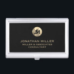 Matig zwart geborsteld metalen monogram goud visitekaarthouder<br><div class="desc">Verhoog uw professionele uitstraling met dit stijlvolle en praktische visitekaartje hoesje. Met een geborsteld monogram met jouw naam bedrijf en titel in klassieke bloktypografie, is dit hoesje een geweldige manier om je visitekaartjes georganiseerd en beschermd te houden. De zwarte achtergrond voegt een beetje verfijning toe, terwijl de gouden initialen logo...</div>