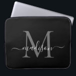 Matig zwart monogram zwart grijs zilver Girly Scri Laptop Sleeve<br><div class="desc">Modern zwart monogram wit meisje Chic Script Name computer sleeve</div>