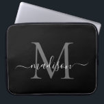 Matig zwart monogram zwart grijs zilver Girly Scri Laptop Sleeve<br><div class="desc">Modern zwart monogram wit meisje Chic Script Name computer sleeve</div>
