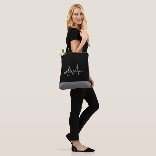 Matig zwart-wit grijs monogram tote bag (Op model)