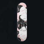 Matig zwart-wit tropisch monsterblad op roze persoonlijk skateboard<br><div class="desc">Matig zwart-wit tropisch monsterblad op roze</div>