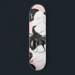 Matig zwart-wit tropisch monsterblad op roze persoonlijk skateboard<br><div class="desc">Matig zwart-wit tropisch monsterblad op roze</div>