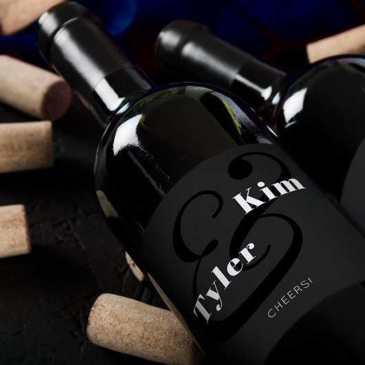 Matige kaken met een zwarte en witte trouwerij wijn etiket