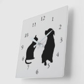 Matige kattenhondsilhouettes eten grijze achtergro vierkante klok (Hoek)