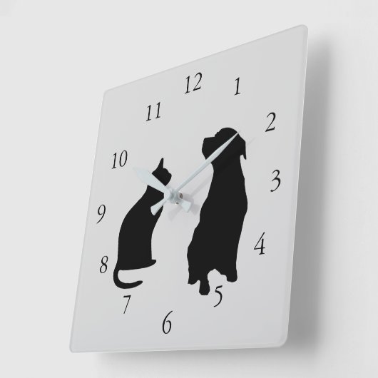 Matige kattenhondsilhouettes eten grijze achtergro vierkante klok (Hoek)