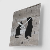 Matige kattenhondsilhouettes, houten achtergrond vierkante klok (Hoek)