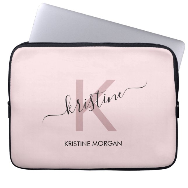 Matige zwarte roze script monogram naam laptop sleeve (Voorkant)