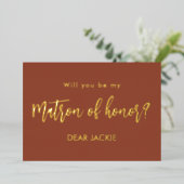 Matron of Honor Brown Terracotta Voorstel Folie Uitnodiging (Staand Voorkant)