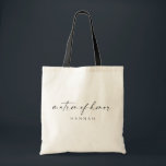 Matron of Honor Canvas tas | Modern script<br><div class="desc">Deze eenvoudige canvas tas is zo'n leuk cadeau voor je favoriete meisjes! Het minimale maar elegante ontwerp is perfect voor de moderne bruid. Het voorzien van een handgeschreven handtekeningsmanuscript met een eenvoudige sans-serif doopvont. Pas deze tas aan met de naam van uw matron of eer door op "Details" naast "Personaliseer...</div>