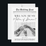Matron of Honor Proposal, Britse krant op maat Briefkaart<br><div class="desc">Dit bruidsmeisje voorstel krant briefkaart is de perfecte manier om te vragen "Wil je mijn Matron of Honor?" Met een zwart-wit minimalistische stijl met de masthead "The Wedding Post" en een foto van vrouwen die een champagne toast maken (je kunt deze foto bewaren of ruilen voor een van je eigen!)....</div>