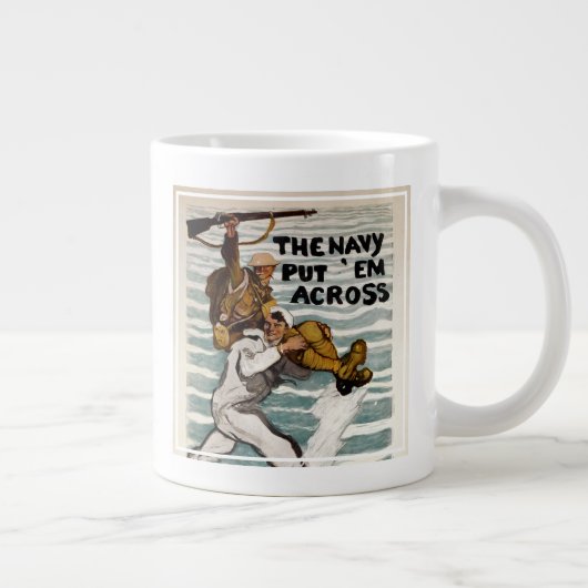 matroos wading terwijl hij een soldaat op zijn sch grote koffiekop (Rechts)