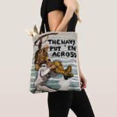 matroos wading terwijl hij een soldaat op zijn sch tote bag (Dichtbij)