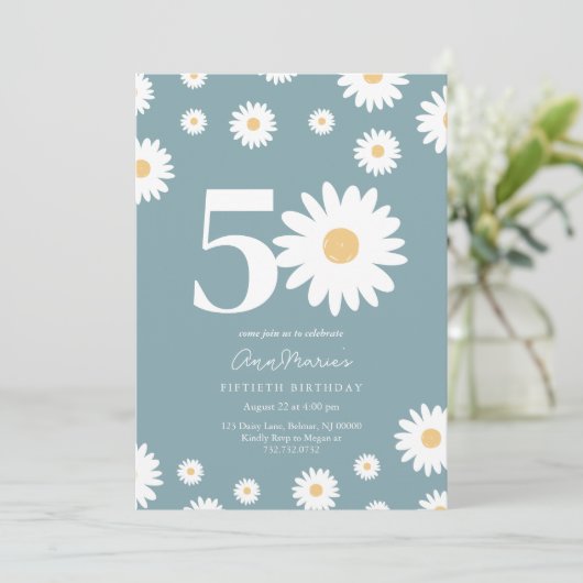 Matte Blue Daisy 50e Verjaardagsuitnodiging Kaart (Staand voorkant)