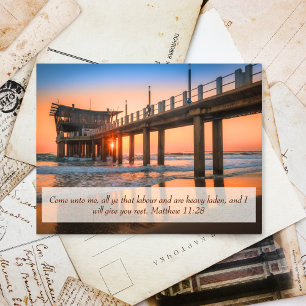 Matthew 11:28 Zonsondergang aan de oceaanpier: Wor Briefkaart