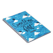 Matthew 11 Bijbelverse en Blue Cloud Sky Pattern Notitieboek (Rechterzijde)