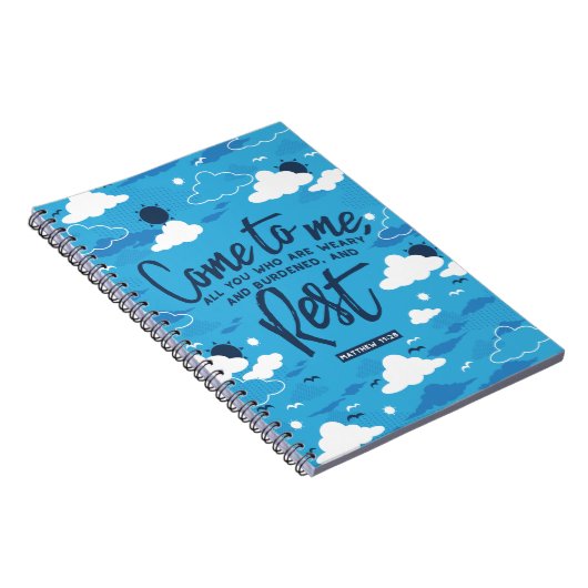 Matthew 11 Bijbelverse en Blue Cloud Sky Pattern Notitieboek (Rechterzijde)