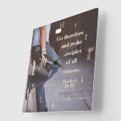 Matthew 28:19. Maak een onderscheid tussen alle na Vierkante Klok (Hoek)