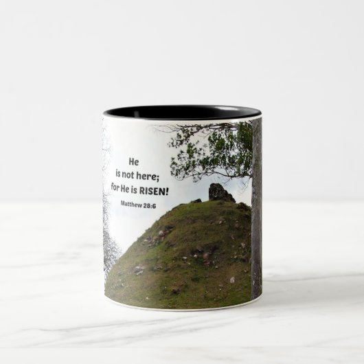 Matthew 28:6 Hij is hier niet; want hij is stijf.. Tweekleurige Koffiemok (Center)