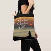 Matthew 6:33 zoekt Ye eerst het Koninkrijk God Tote Bag (Dichtbij)