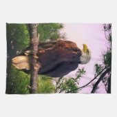 Mature Bald Eagle in Evergreen Tree Theedoek (Horizontaal)