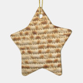 Matzah biscuit platbrood met versiering van de ste keramisch ornament (Links)