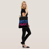 Matzo Fever Blue Pink 70 jaar joodse disco Slogan Tote Bag (Op model)