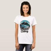 Maui Calling – Retro Hawaiian Sunset Beach T-shirt (Voorkant volledig)
