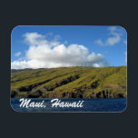 Maui Hawaii Beauful Ocean Mountains Magneet<br><div class="desc">Een prachtige foto van de Maalaea-baai in Maui,  Hawaii. ,  groene bergen die de prachtige blauwe oceaankappen met windmolens en witte wolken aan de top van de mooie heuvel bedekken. Dit schilderachtig landschap wordt geliefd door Hawaïanen en toeristen op vakantie.</div>