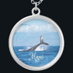 Maui Hawaii Ocean Whale Tail Zilver Vergulden Ketting<br><div class="desc">Maui Hawaii Ocean Whale Tail Whale Thuis met staart die uit het oceaanwater steekt. Het prachtige eiland Maui op de achtergrond.</div>