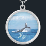 Maui Hawaii Ocean Whale Tail Zilver Vergulden Ketting<br><div class="desc">Maui Hawaii Ocean Whale Tail Whale Thuis met staart die uit het oceaanwater steekt. Het prachtige eiland Maui op de achtergrond.</div>