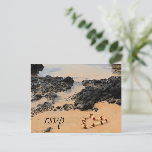 Maui Lei op Secret Beach RSVP Uitnodiging Briefkaart (Staand voorkant)
