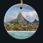 Mauritius Indische Oceaan Flic En flac Beach Souve Keramisch Ornament<br><div class="desc">Mauritius Indische Oceaan met het strand van Flic En flac en de vakantie van palmbomen in het souvenir voor reizigers van Riviere Noire en Tamarin. Het panorama-project van de Indische Oceaan op het eiland Mauritius voor eilandliefhebbers. Het ontwerp van Mauritius panorama voor de vakantiegangers in de Indische Oceaan met strand-...</div>