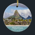 Mauritius Indische Oceaan Flic En flac Beach Souve Keramisch Ornament<br><div class="desc">Mauritius Indische Oceaan met het strand van Flic En flac en de vakantie van palmbomen in het souvenir voor reizigers van Riviere Noire en Tamarin. Het panorama-project van de Indische Oceaan op het eiland Mauritius voor eilandliefhebbers. Het ontwerp van Mauritius panorama voor de vakantiegangers in de Indische Oceaan met strand-...</div>