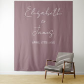 Mauve Elegante Minimalistische Wedding Foto Achter Wandkleed (In situ)