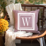 Mauve en wit klassiek vierkant monogram buitenkussen<br><div class="desc">Ontwerp uw eigen douane gooit kussen in om het even welke kleurencombinatie om met uw huisdecor in om het even welke ruimte perfect te coördineren! Gebruik de ontwerphulpmiddelen om de achtergrondkleur en de vierkante grenskleur te veranderen, of voeg uw eigen tekst toe om een naam, een monogram initiaal of een...</div>