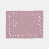 Mauve Gegolfde Rand Monogram Initialen Fleece Deken (Voorkant (Horizontaal))