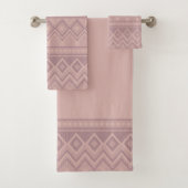 Mauve Geo Towel Bad Handdoek (Insitu)