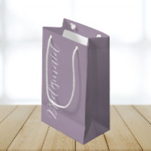 Mauve gestileerde script bruidsmeisje bij de bruil