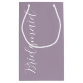 Mauve gestileerde script bruidsmeisje bij de bruil klein cadeauzakje (Achterkant)